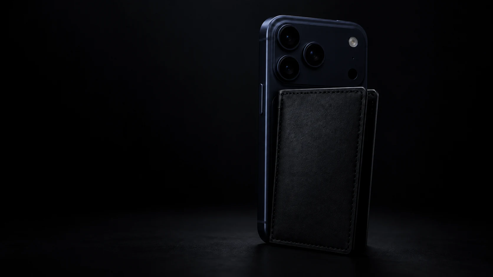 iPhoneの背面に装着した黒い本革ウォレットの開発イメージ